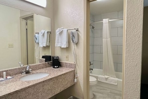 Combined shower/tub, free toiletries, hair dryer, towels