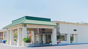 Hotel con toldo verde, entrada cubierta y el número 