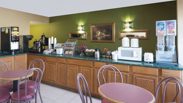 Una zona de desayuno con cafetera, tostadora y dispensadores de cereales.