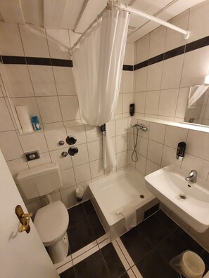 Single Room | Bathroom | Hair dryer, towels