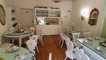 Petit déjeuner buffet compris