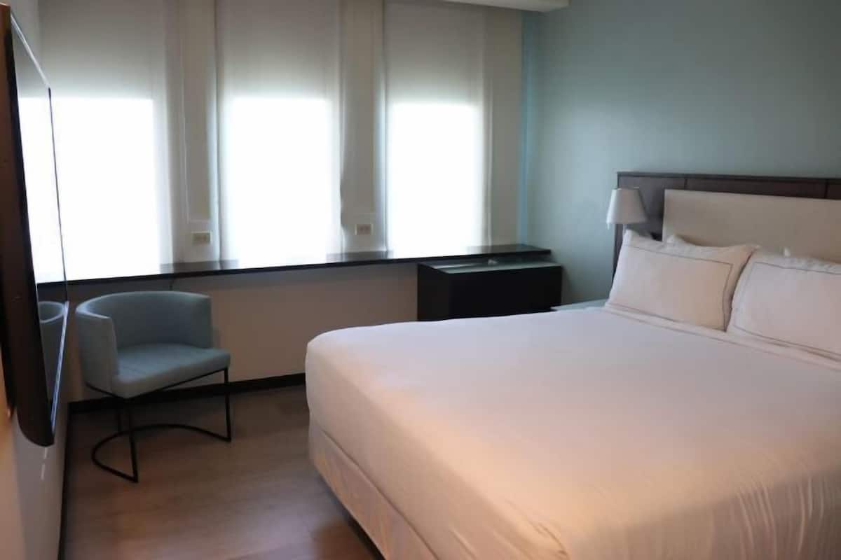 Ropa de cama de alta calidad y caja de seguridad en la habitación