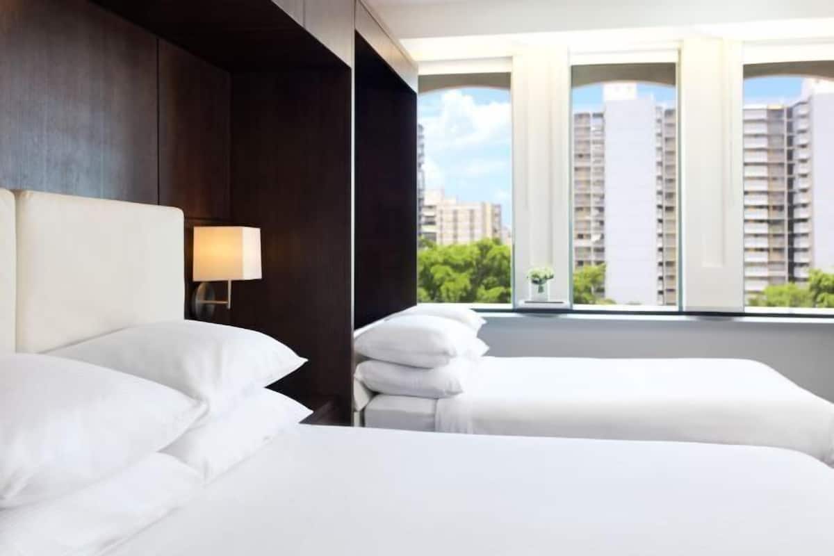 Ropa de cama de alta calidad y caja de seguridad en la habitación