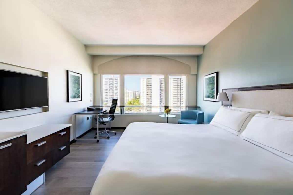 Ropa de cama de alta calidad y caja de seguridad en la habitación