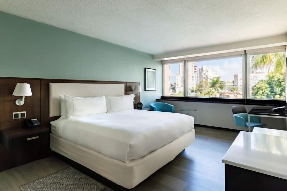 Ropa de cama de alta calidad y caja de seguridad en la habitación