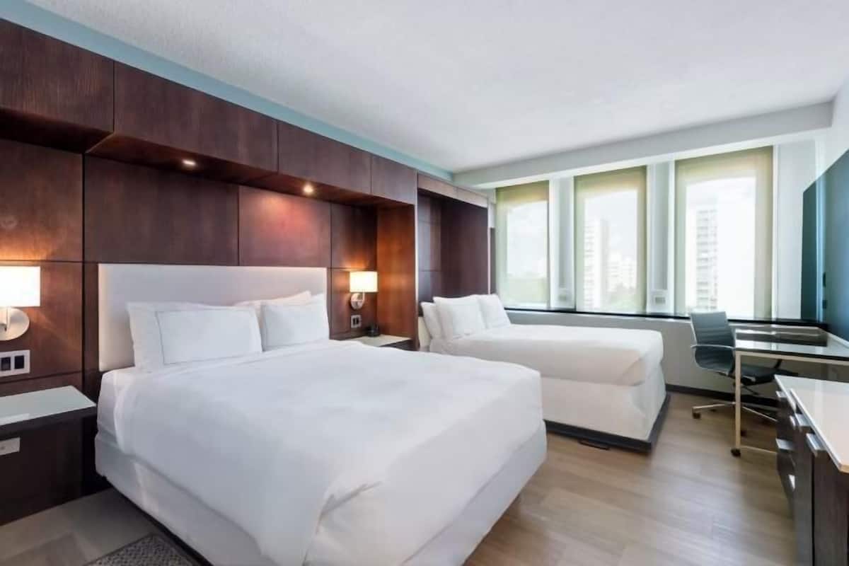 Ropa de cama de alta calidad y caja de seguridad en la habitación