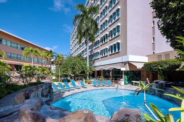 Outdoor pool, pool umbrellas, sun loungers