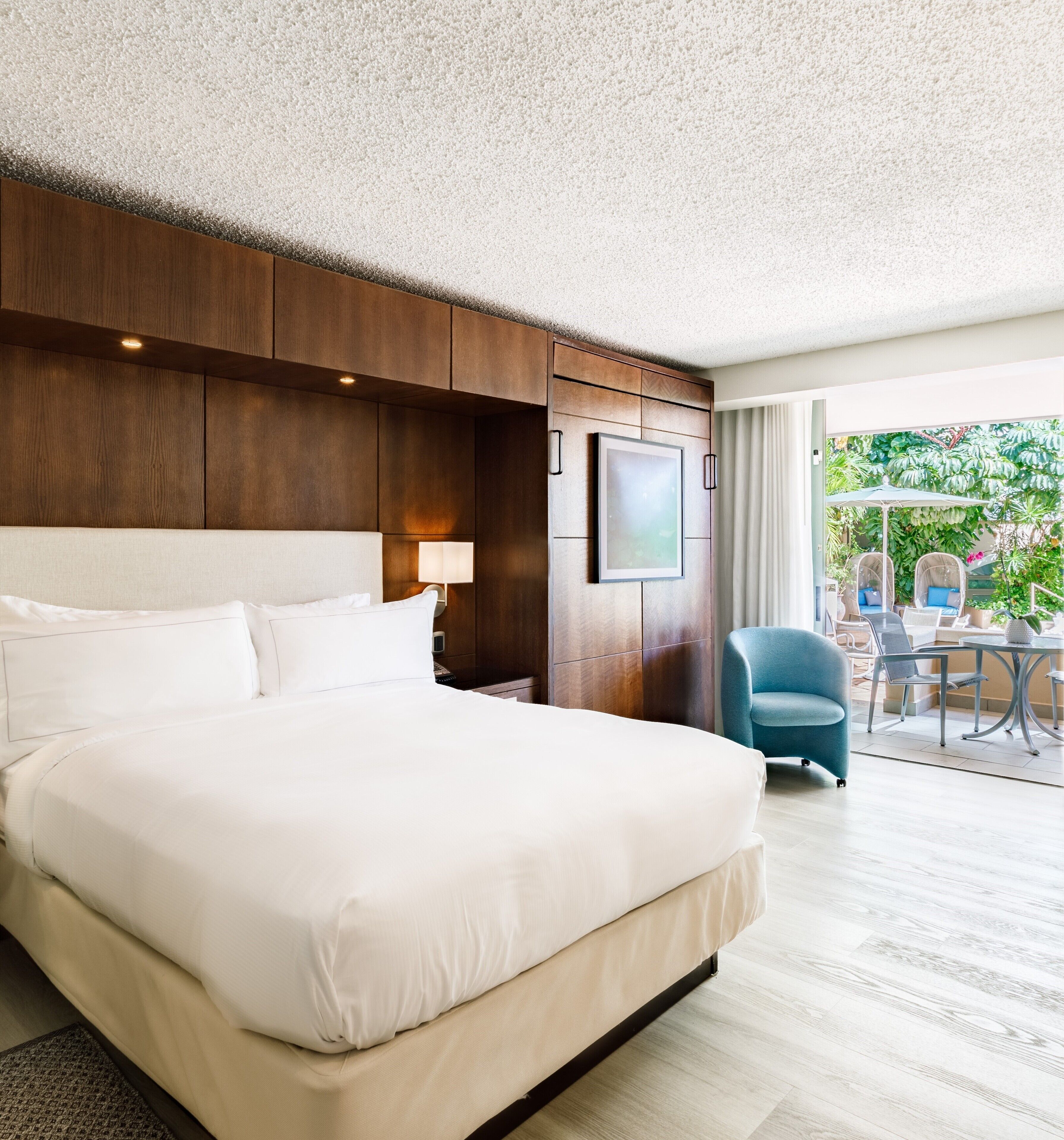 Habitación Deluxe, varias camas, balcón | Vista al jardín