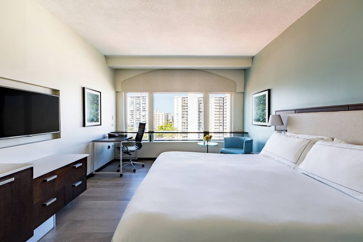 Premium bedding, in-room safe, blackout drapes, soundproofing