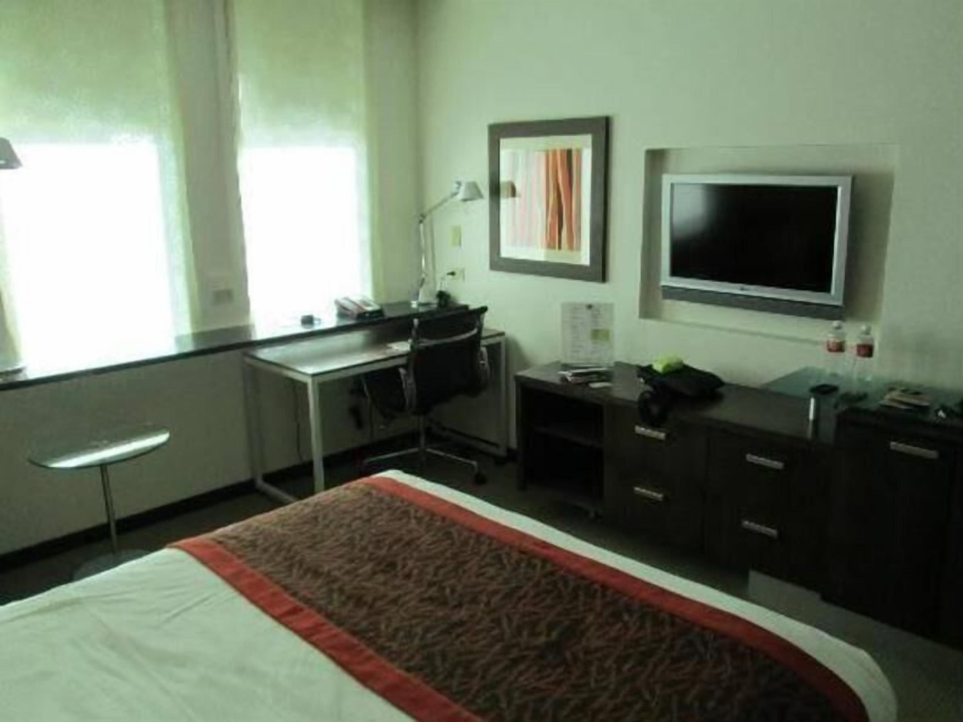 Ropa de cama de alta calidad y caja de seguridad en la habitación 