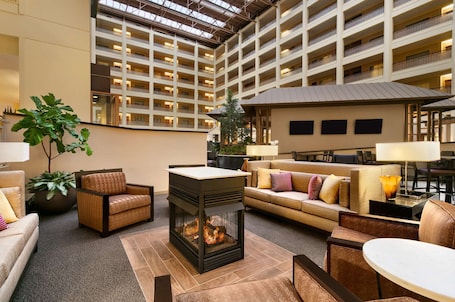 Lobby. Embassy Suites by Hilton Chicago North Shore Deerfield