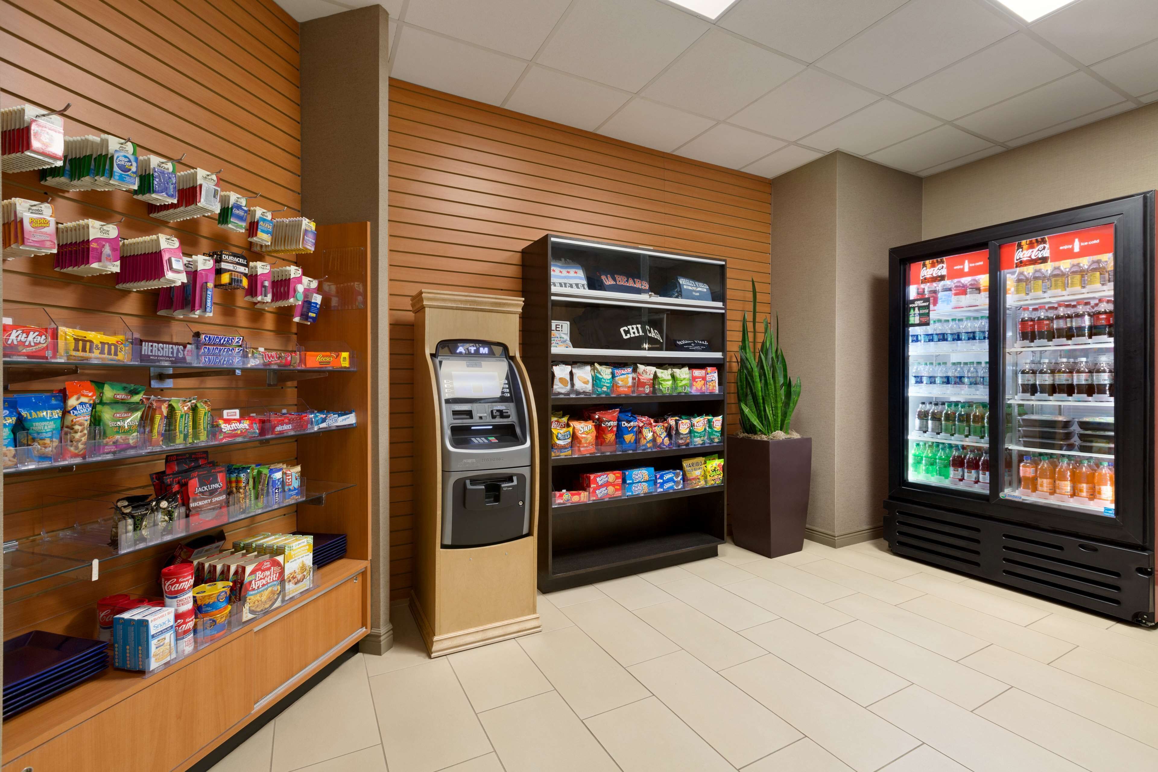 Zona de quioscos de autoservicio con aperitivos, dispensador de bebidas y refrigerador para bebidas.