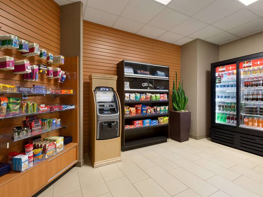 Ein Self-Service-Bereich mit Snacks, einem Getränkeautomaten und einem gekühlten Getränkeschrank.