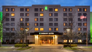 Un edificio de varios pisos con un letrero que dice 'Embassy Suites'.