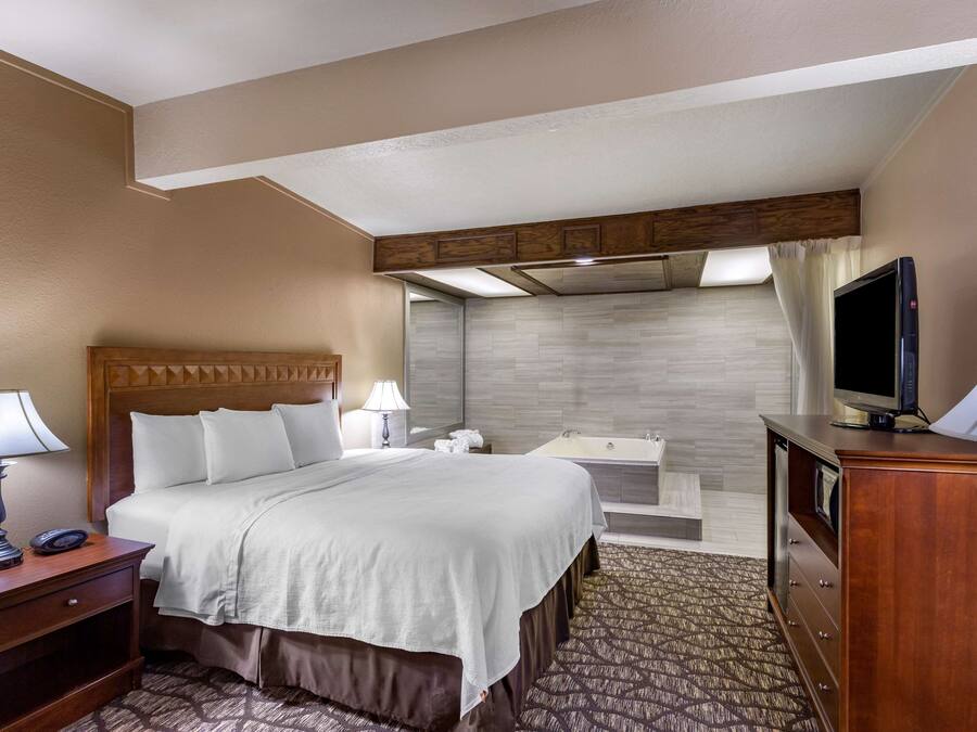Suite, 1 King Bed, Non Smoking, Hot Tub | Premium bedding, in-room safe, desk, laptop workspace