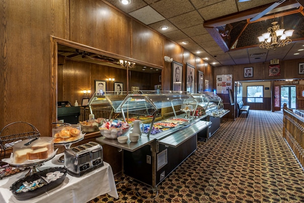 Buffet déjeuner gratuit tous les jours