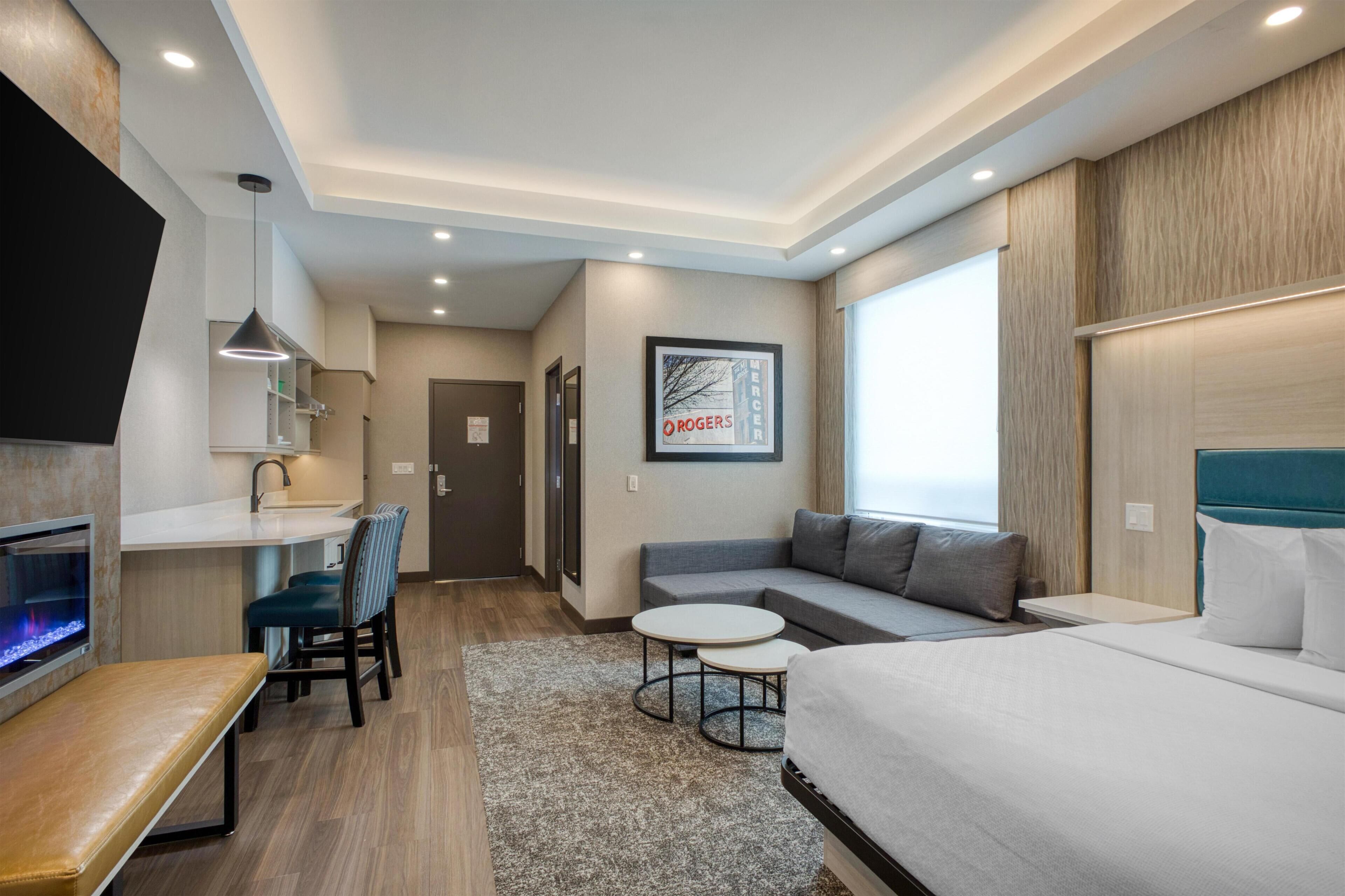 Premium bedding, desk, iron/ironing board, WiFi (free)