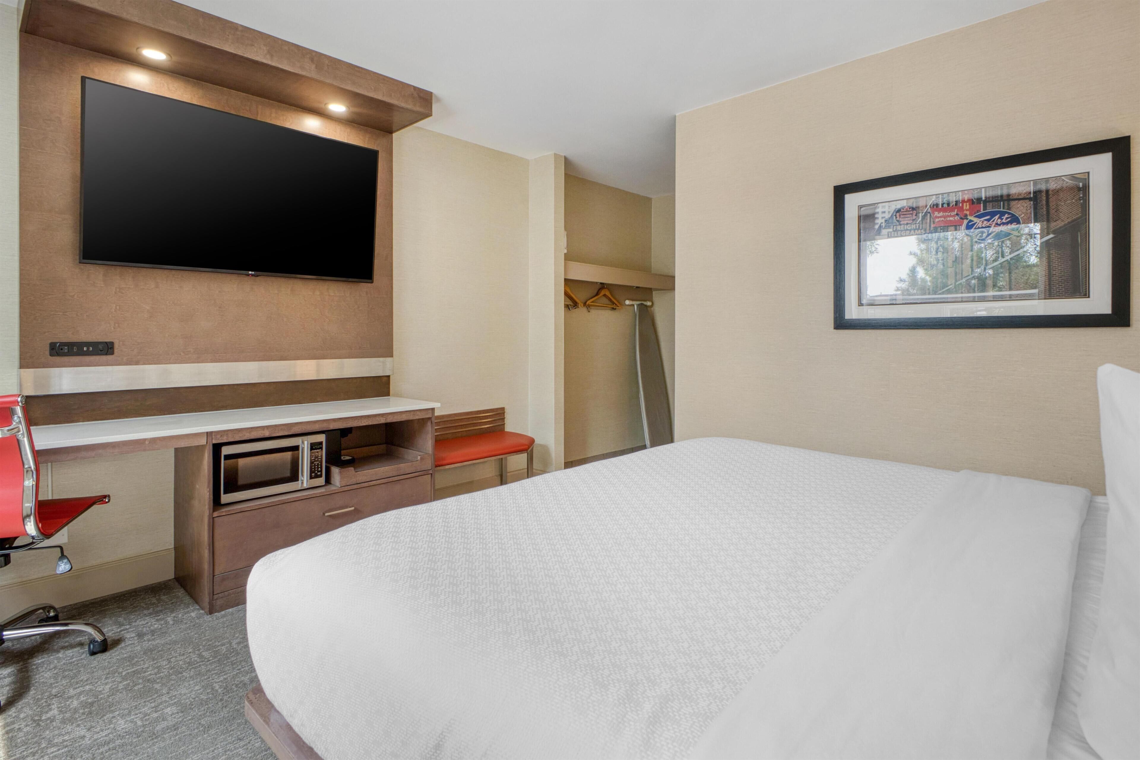 Premium bedding, desk, iron/ironing board, WiFi (free)