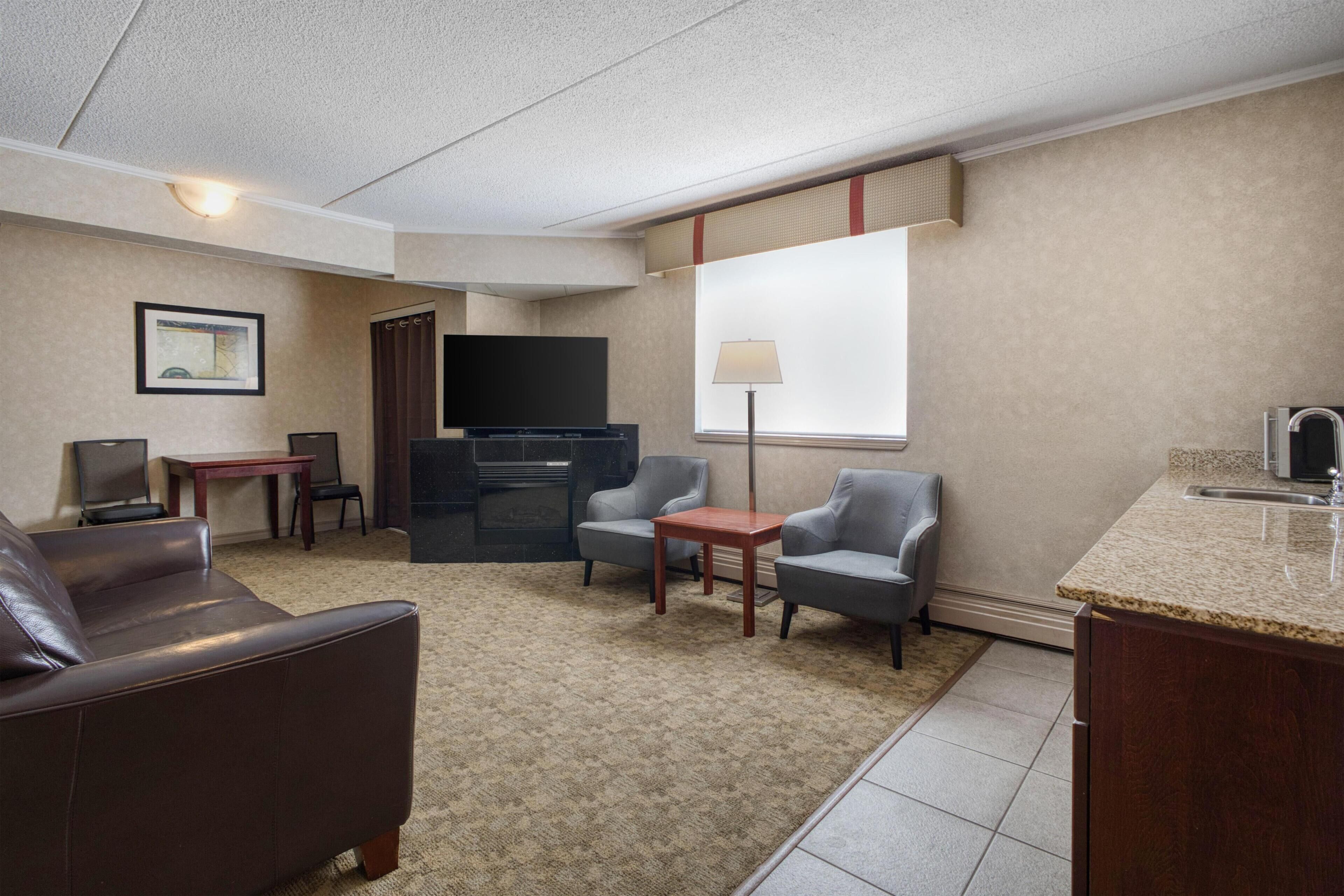 Family Suite, Multiple Beds, Non Smoking, Refrigerator | Premium bedding, desk, iron/ironing board, WiFi (free)