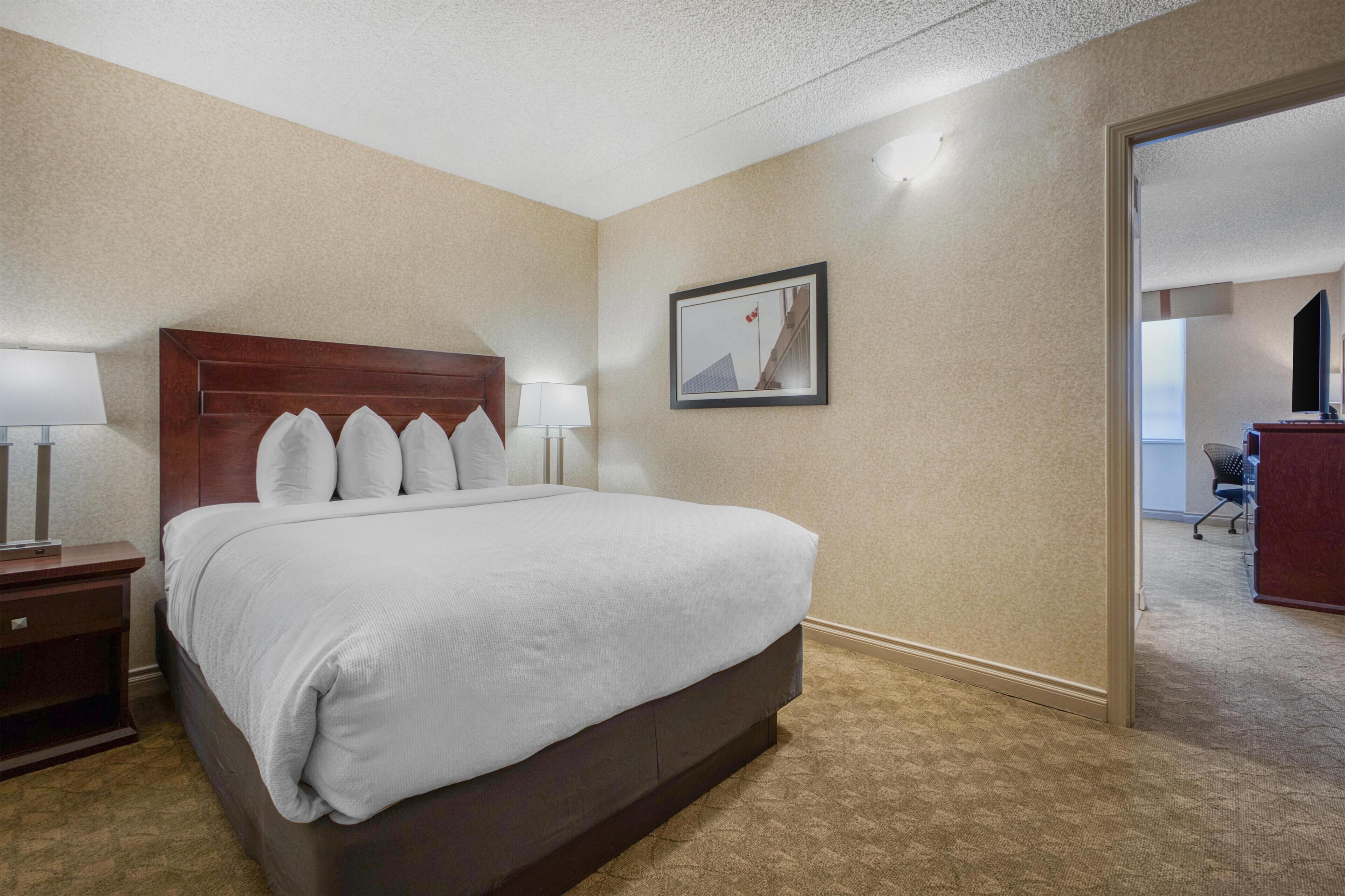 Premium bedding, desk, iron/ironing board, WiFi (free)