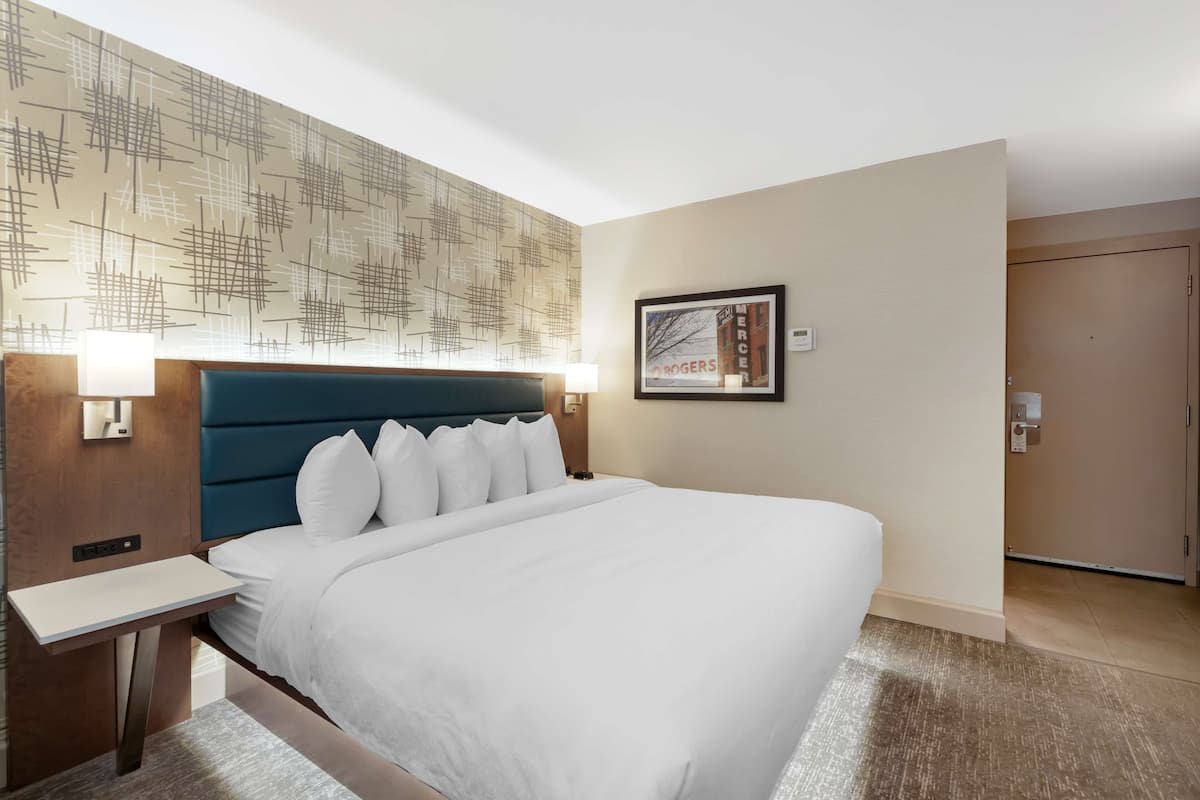 Premium bedding, desk, iron/ironing board, free WiFi