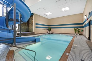 من حمّامات السباحة المغطاة