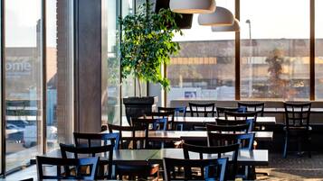 Desayuno a la carta diario (CAD 9 por persona)