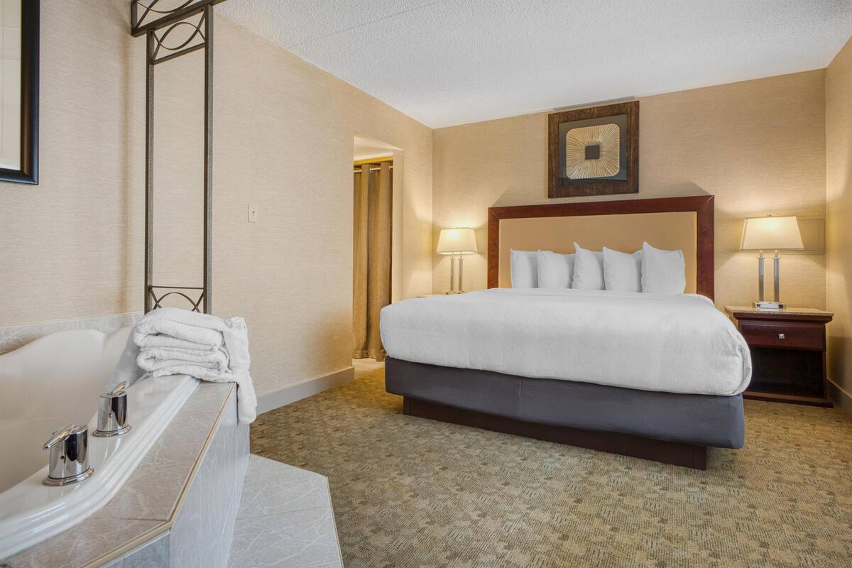 Suite, 1 cama de matrimonio grande, no fumadores, bañera de hidromasaje | Ropa de cama de alta calidad, escritorio, tabla de planchar con plancha