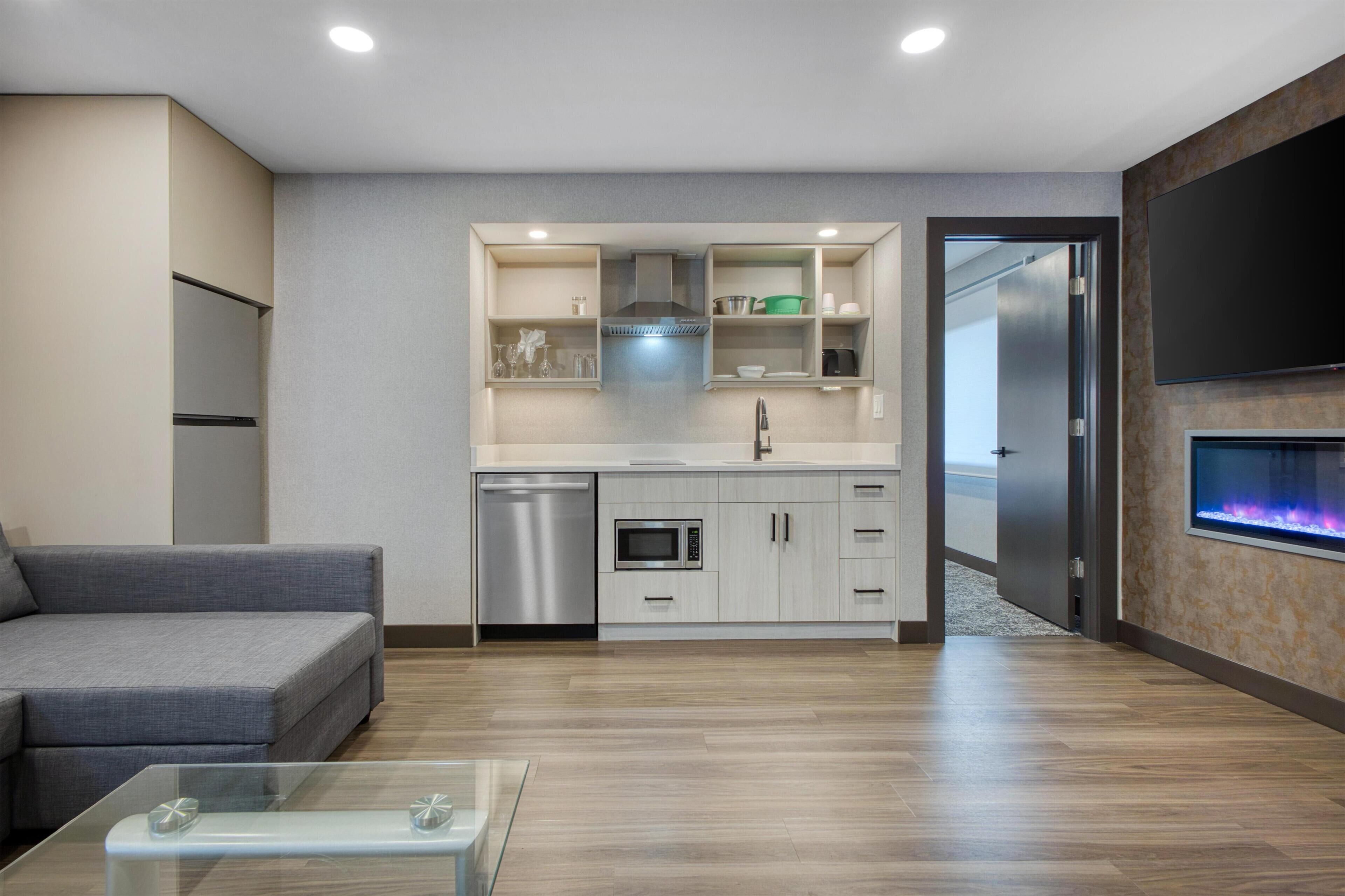 Suite, 1 Queen Bed, Non Smoking, Jetted Tub | Premium bedding, desk, iron/ironing board, WiFi (free)
