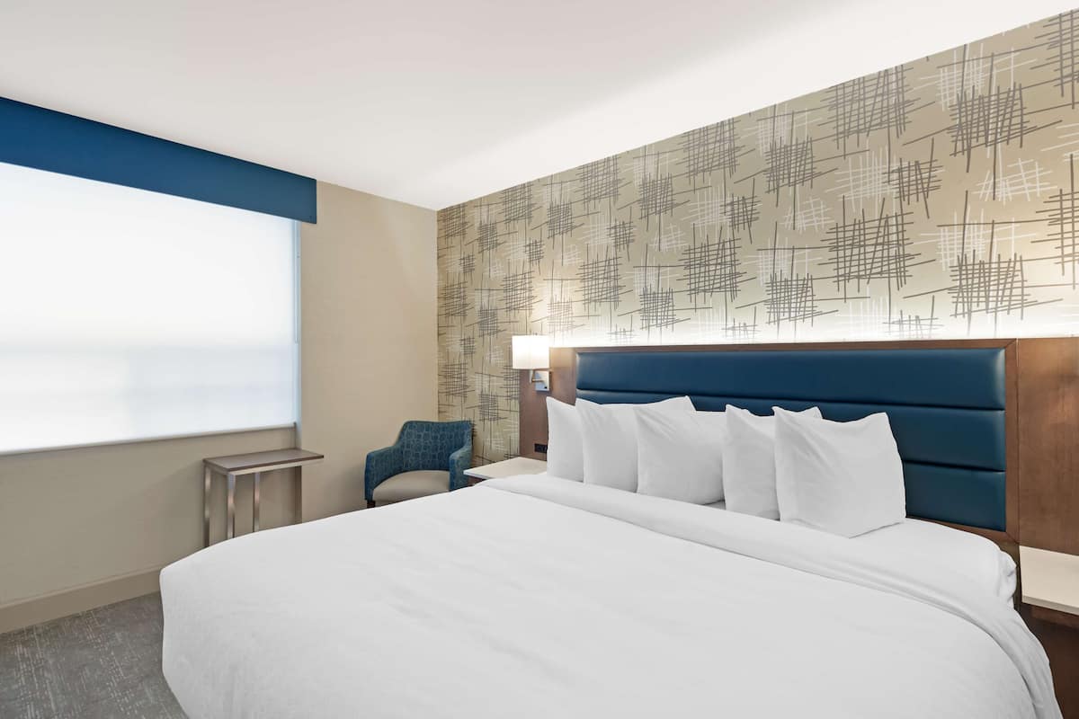 Premium bedding, desk, iron/ironing board, free WiFi