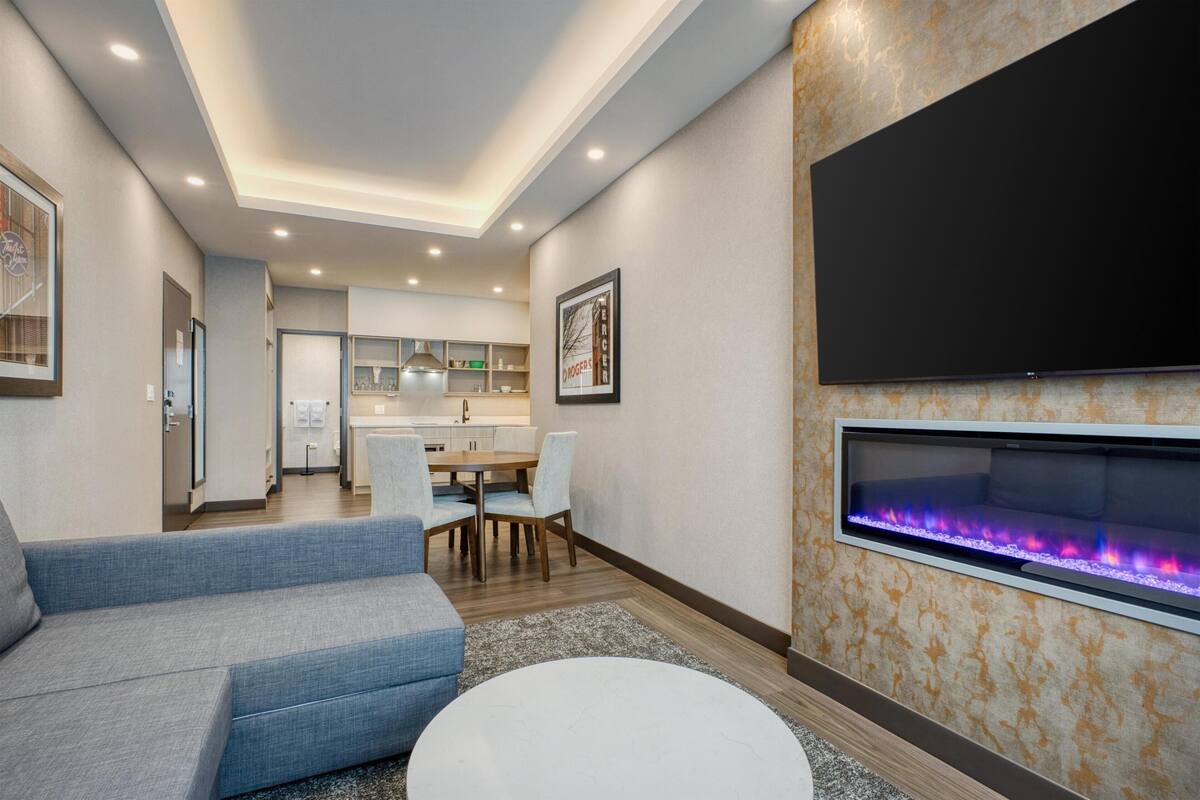 Suite, varias camas, no fumadores, cocina básica (Living Room;with Sofabed) | Ropa de cama de alta calidad, escritorio, tabla de planchar con plancha