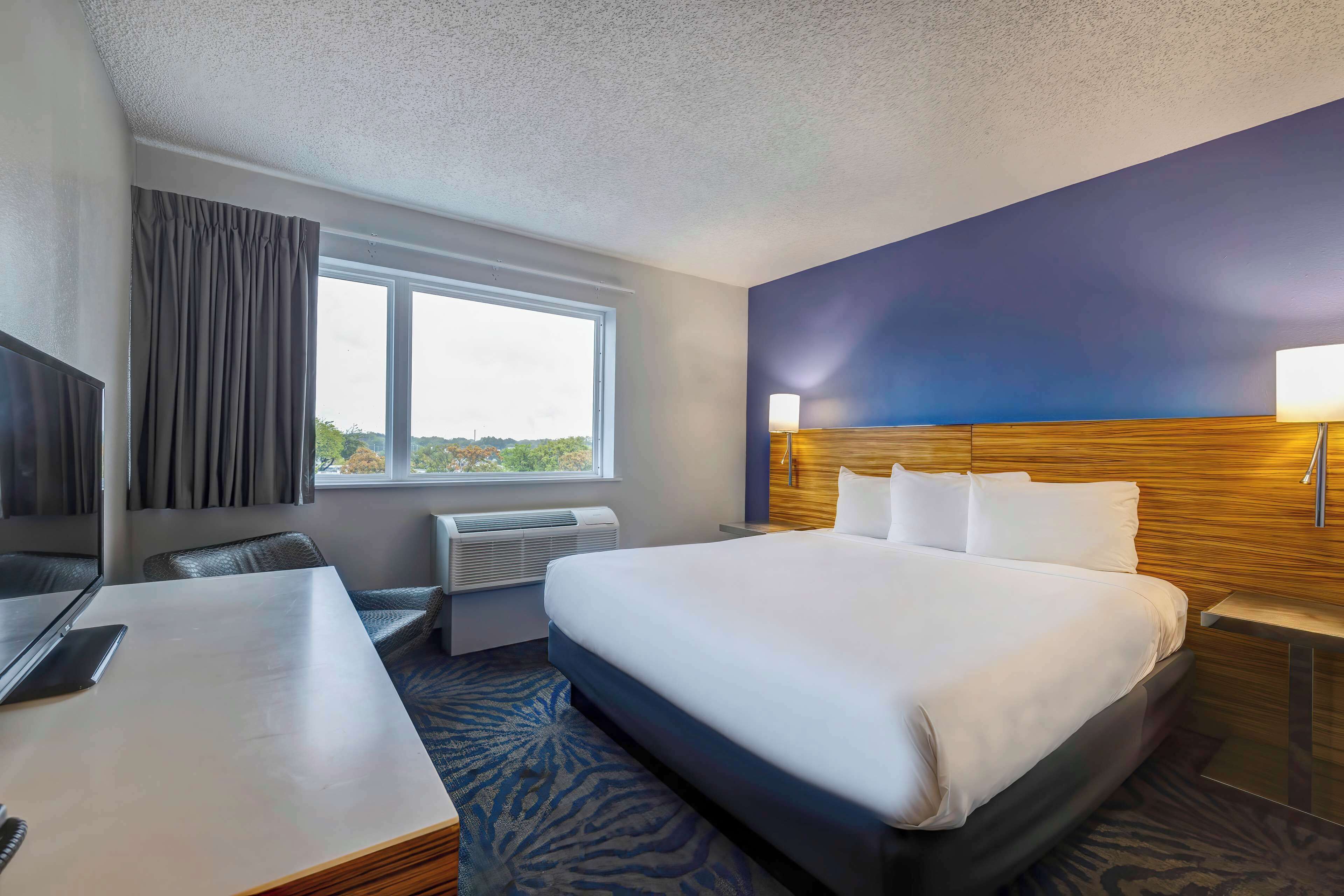 Escritorio, espacio para trabajar con laptop y cortinas blackout 