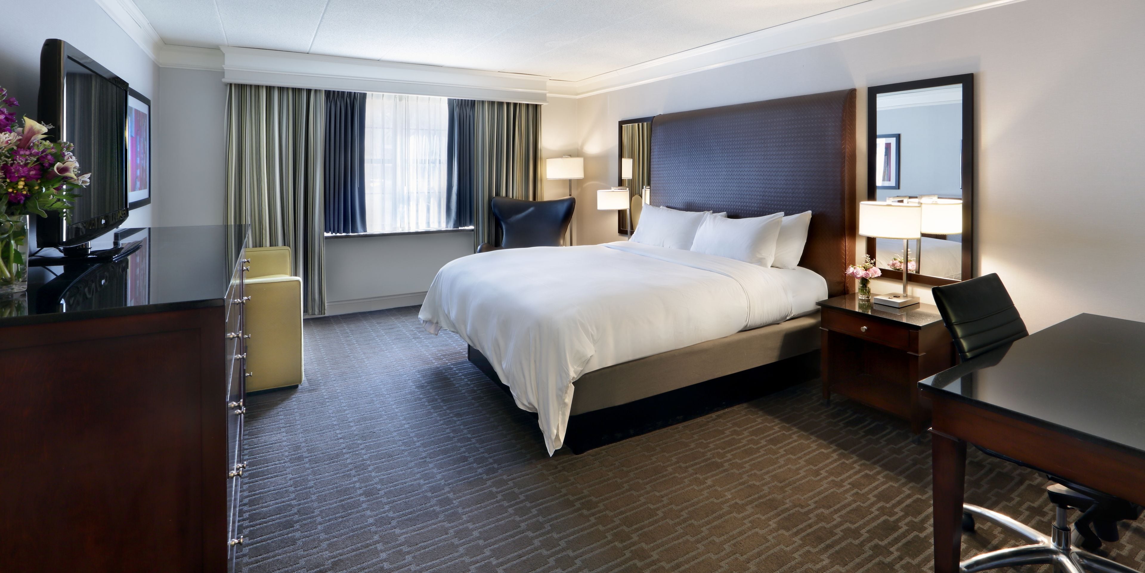 เตียงคิงไซซ์หนึ่งเตียง/ มีอ่างน้ำวน | เครื่องนอนระดับพรีเมียม, ผ้านวมขนเป็ด, เตียงพร้อมฟูกเสริมที่นอน