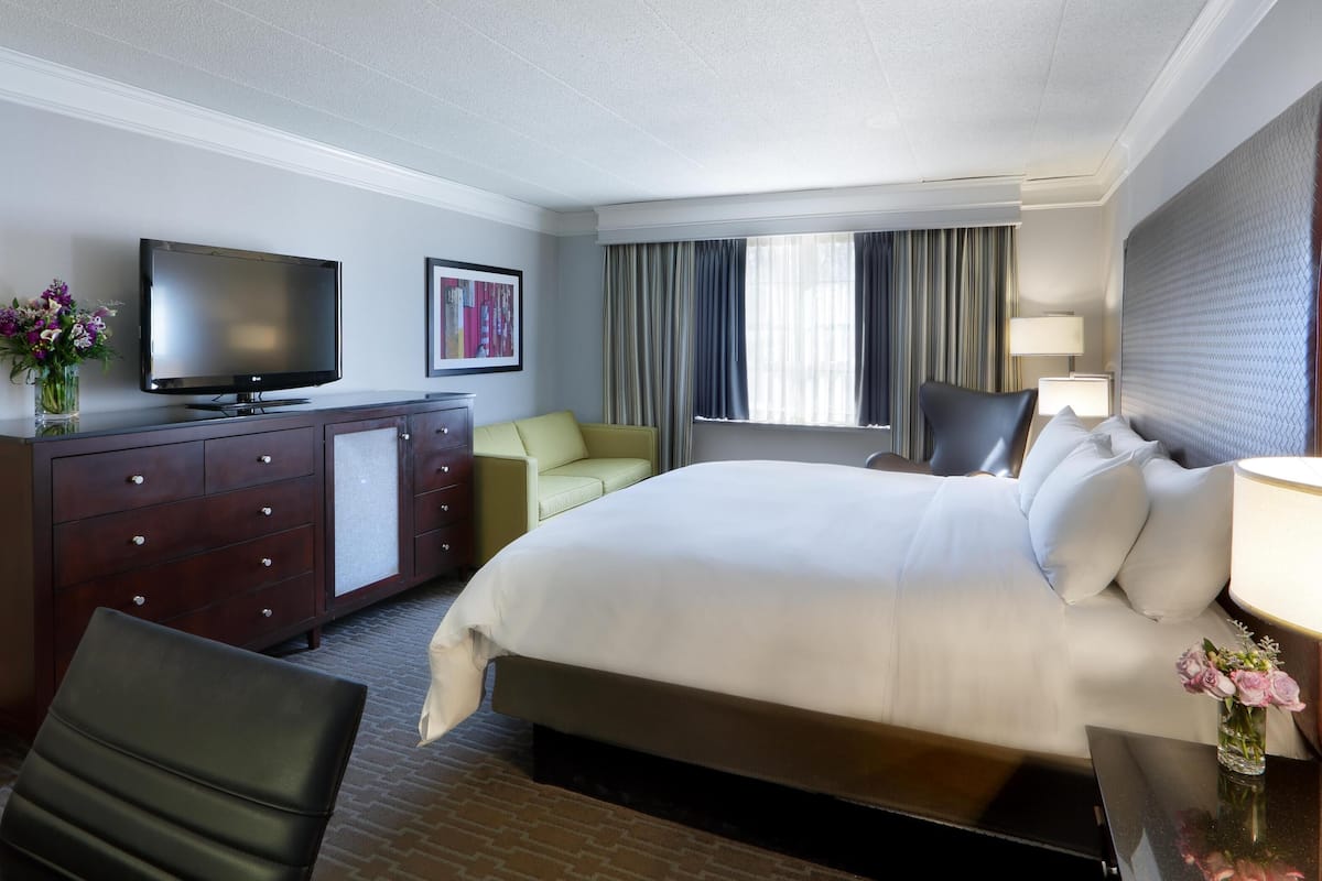 One King Bed, with Jetted Tub