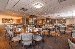 2 間餐廳，供應早餐、午餐和晚餐，美國料理