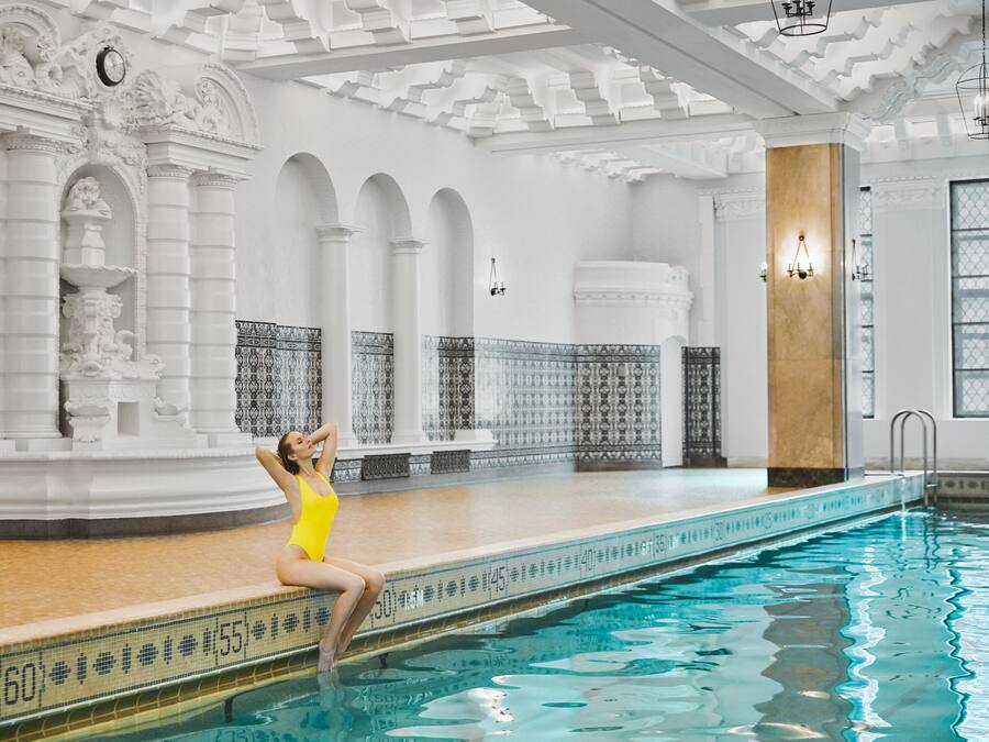 Kolam renang tertutup