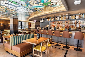 2 restaurants, breakfast, lunch, dinner served; American cuisine at InterContinental Chicago Magnificent Mile, an IHG Hotel