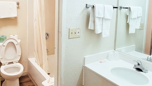 Combined shower/bathtub, free toiletries, hair dryer, towels