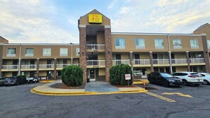 Exterior - Studios & Suites 4 Less Charlotte (Charlotte)