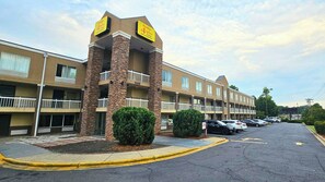 Exterior - Studios & Suites 4 Less Charlotte (Charlotte)