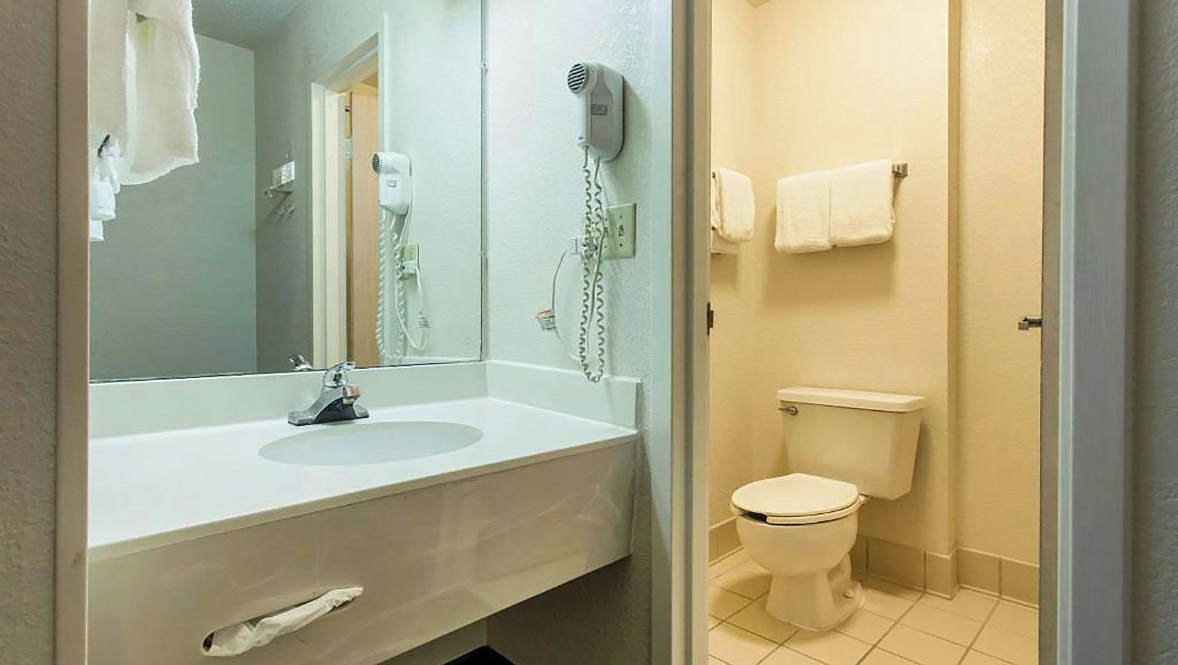 Duschwanne, kostenlose Toilettenartikel, Haartrockner, Handtücher