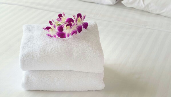 Combined shower/tub, free toiletries, hair dryer, towels - Studios & Suites 4 Less Charlotte (Charlotte)