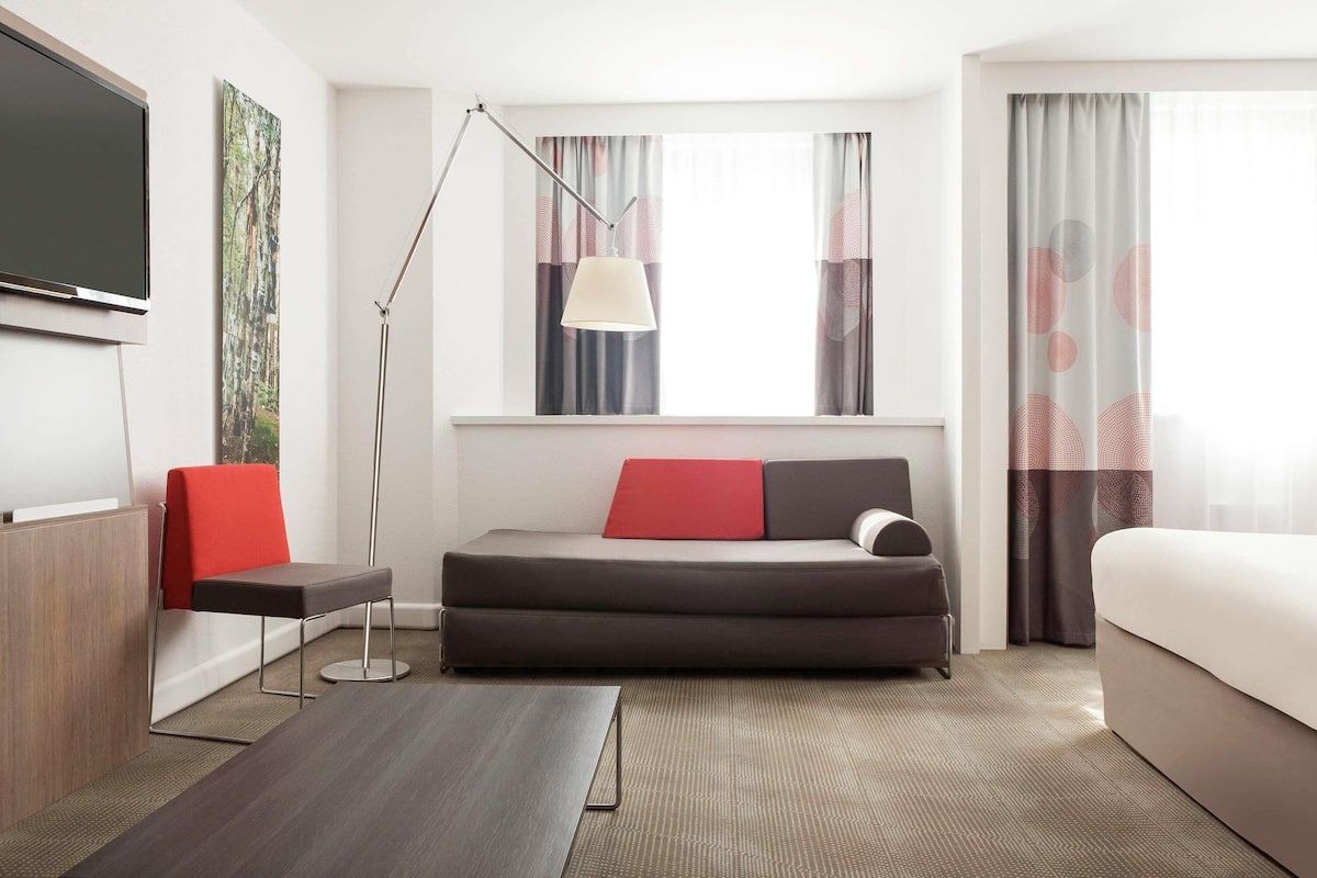 suite, 1 king bed | in-room safe, desk, blackout curtains, soundproofing