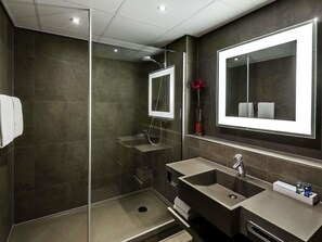 In-room safe, desk, blackout drapes, soundproofing - Novotel Paris Pont De Sevres (Sevres)