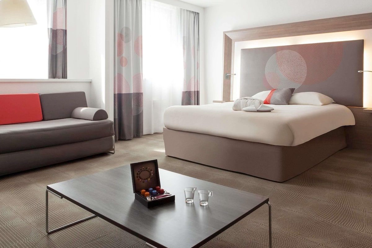 Suite, 1 très grand lit | Coffres-forts dans les chambres, bureau, rideaux occultants