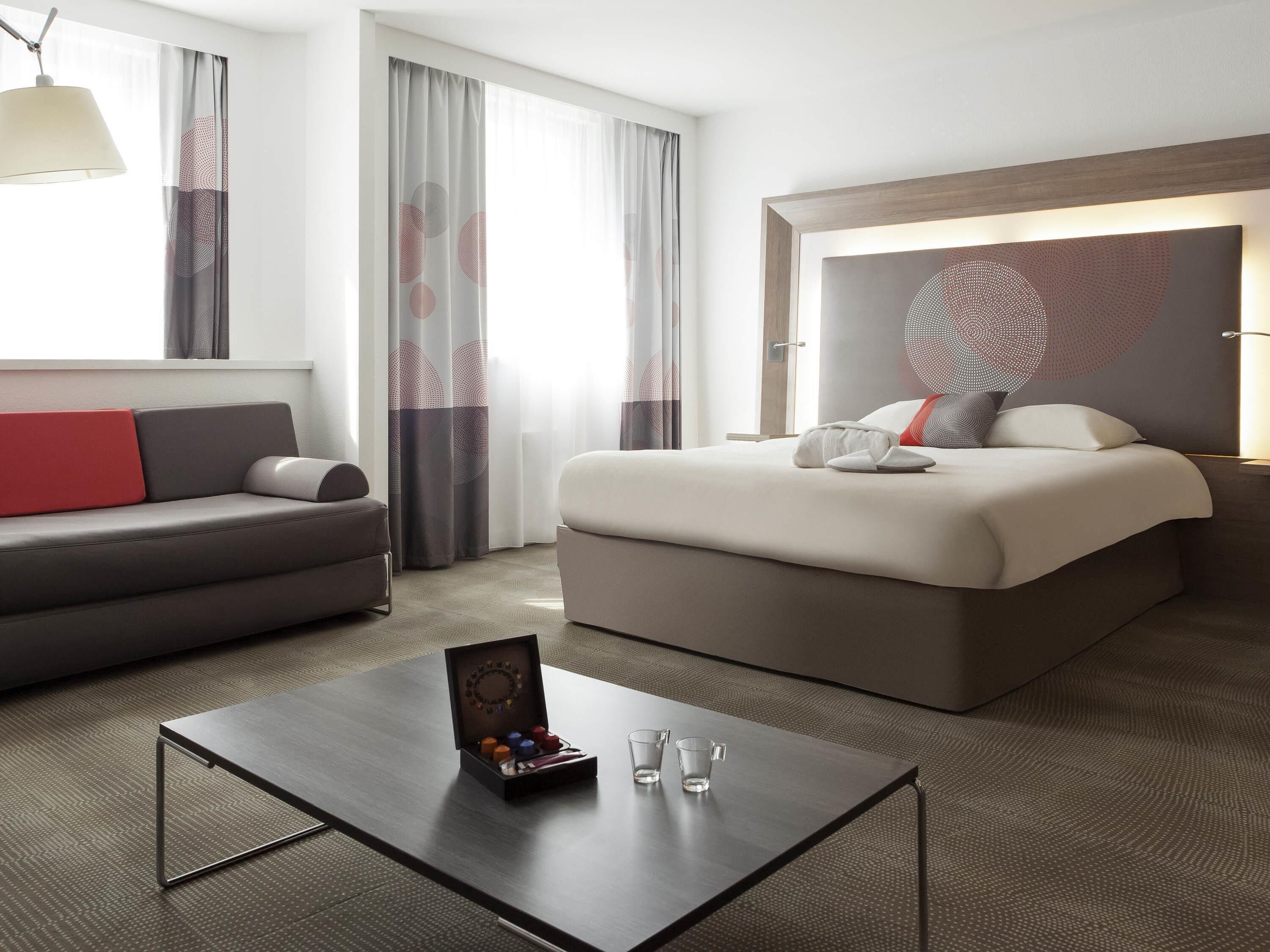 Suite, 1 King-Bett | Zimmersafe, Schreibtisch, Verdunkelungsvorhänge, schallisolierte Zimmer