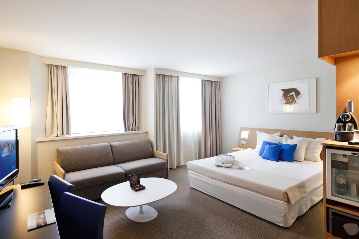 family room, 1 double bed with sofa bed (executive) | in-room safe, desk, blackout curtains, soundproofing