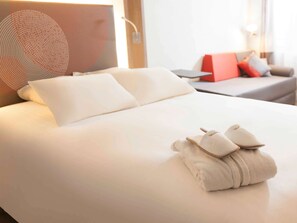 客房内保险箱、办公桌、遮光窗帘、隔音