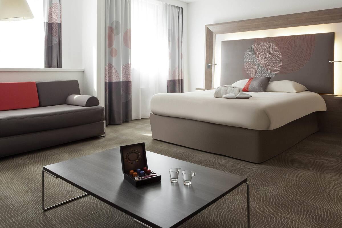 Suite, 1 King Bed | In-room safe, desk, blackout drapes, soundproofing