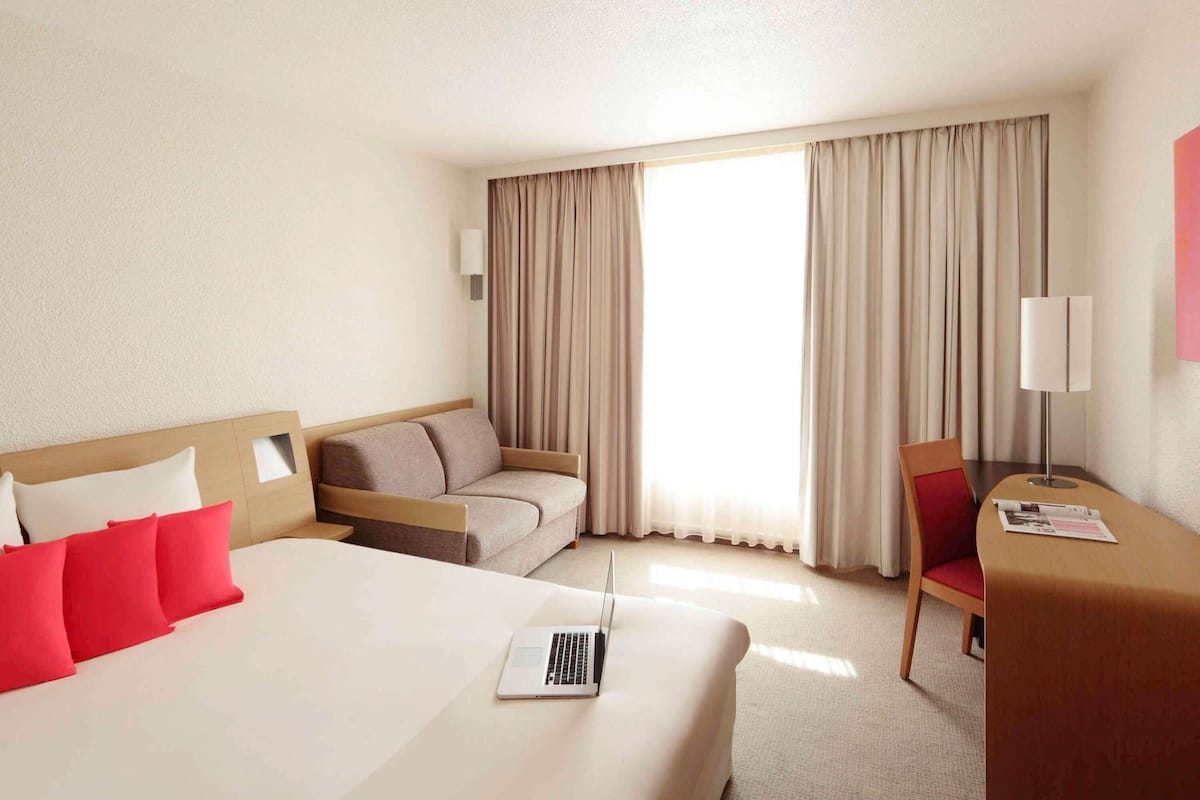Classic Room, 1 Double Bed | In-room safe, desk, blackout drapes, soundproofing